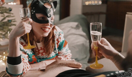 Милая женушка в маска встречает Новый Год со своим любовником!