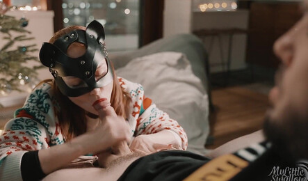 Милая женушка в маска встречает Новый Год со своим любовником!