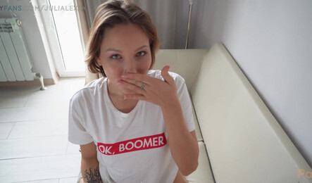 Русская девушка Юля делает своему парню очень приятно!