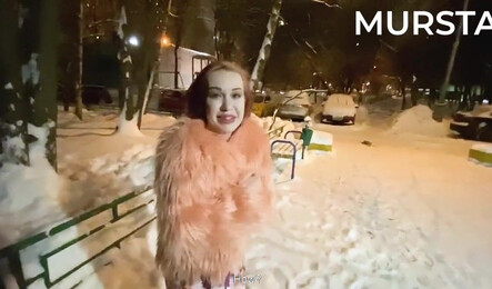 Русская женщина делает минет прямо в подьезди и получает за это не большие деньги!