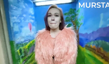 Русская женщина делает минет прямо в подьезди и получает за это не большие деньги!