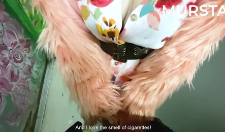 Русская женщина делает минет прямо в подьезди и получает за это не большие деньги!