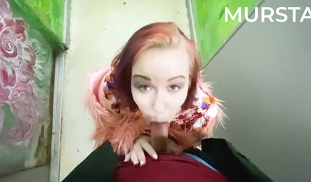 Русская женщина делает минет прямо в подьезди и получает за это не большие деньги!