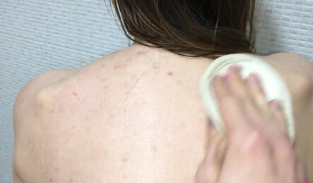 Девушка принимает душ после пробежки, а парень пристает!