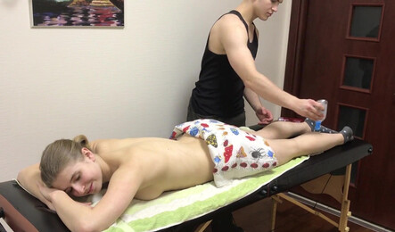 Массаж так возбудил девушку, что она и не заметила как пальцы оказались в ее киске