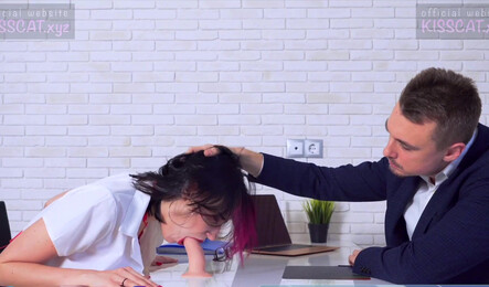 Русская девушка готова даже за анал ради работы!