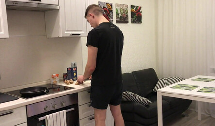 Мой парень любит готовить, а я люблю секс!
