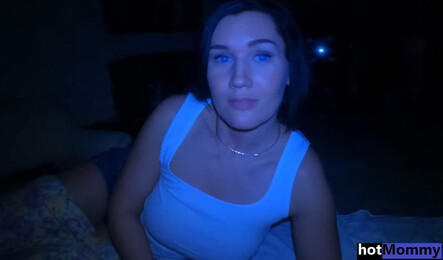 Пока дома никого нет, зрелая милфа соблазняет молодого парня на секс!