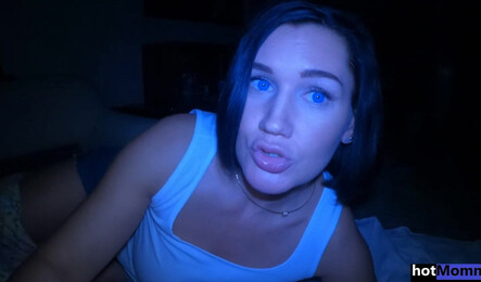 Пока дома никого нет, зрелая милфа соблазняет молодого парня на секс!