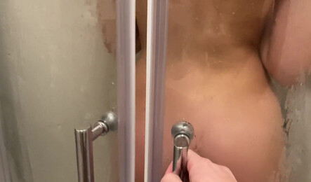 Думала просто сходит в душ, но все закончилось сексом!