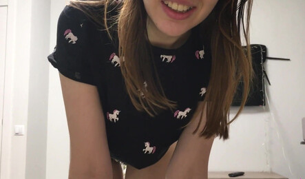 Сводная сестра зашла в комнату брата и напросилась на секс!