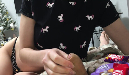 Сводная сестра зашла в комнату брата и напросилась на секс!