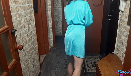 Не смогла заплатить за посылку, за то смогла дать в прихожей!