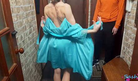 Не смогла заплатить за посылку, за то смогла дать в прихожей!