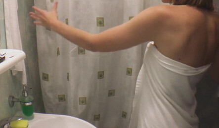 Заглянула в душ к парню и захотела секса!