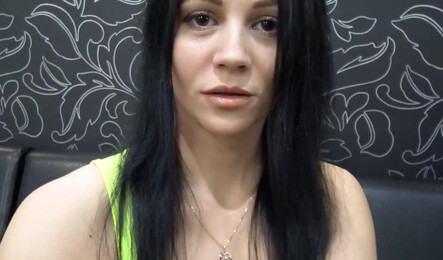 Кристина трахает попу на камеру и грязно разговаривает!