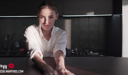 Думала приготовлю рыбу на ужин,  но муж захотел жаркого секса!