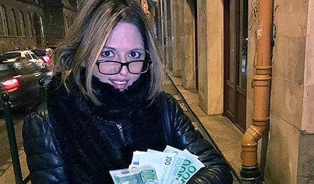 Незнакомка сделал минет парню за небольшие деньги!