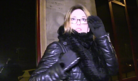 Незнакомка сделал минет парню за небольшие деньги!