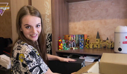 Как русская девушка застряла и напросилась на секс!