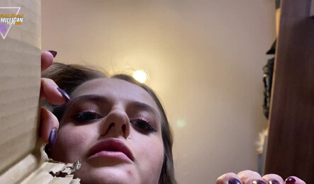 Как русская девушка застряла и напросилась на секс!