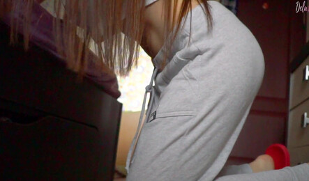 Грудастая россиянка мастурбирует на камеру до оргазма!