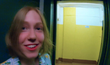 Как молодая русская соседка не отказалась от секса в подьезде!