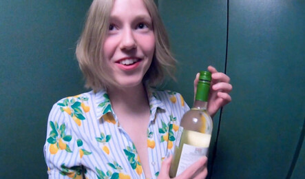 Как молодая русская соседка не отказалась от секса в подьезде!