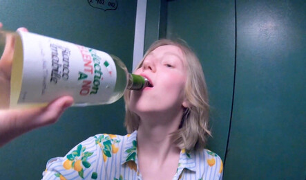 Как молодая русская соседка не отказалась от секса в подьезде!