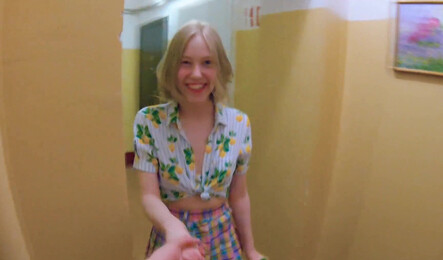 Как молодая русская соседка не отказалась от секса в подьезде!