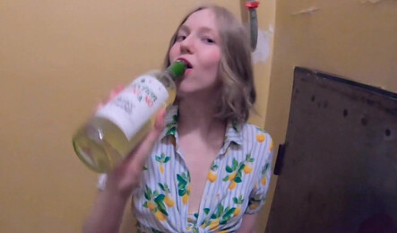 Как молодая русская соседка не отказалась от секса в подьезде!