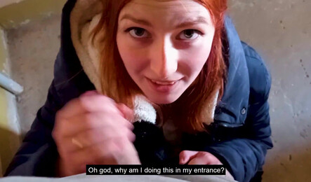 Когда нет возможности трахать подругу дома, всегда можно сделать это в подьезде!