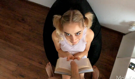 Русская девушка любит читать книги, но еще больше любит заниматься сексом!