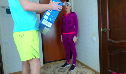 Думала просто доставит посылку и всё, но все закончилось сексом