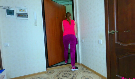 Думала просто доставит посылку и всё, но все закончилось сексом