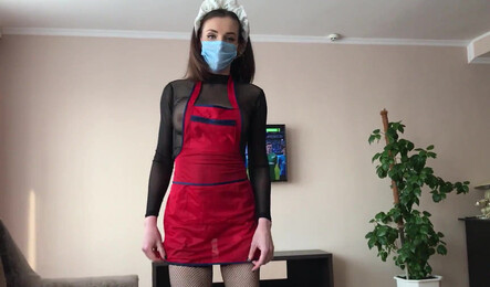 РУсская девушка работает горничной и подрабатывает шлюшкой!