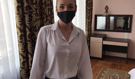 Работница отеля трахнулась с клиентов ради отзыва!
