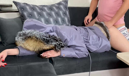 Пасынок трахает красивую мачеху в куртке!