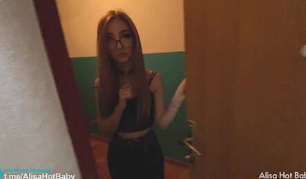 Молоденькая русская женушка изменяет с соседом, когда мужа нет дома!