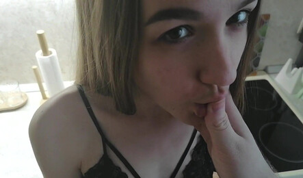 Милашка из Москвы приготовила парню вкусный завтра и за одно потрахалась с ним!