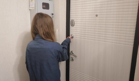 Зашел к соседке и трахнул в анал, когда ее мужа не было дома!