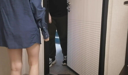 Зашел к соседке и трахнул в анал, когда ее мужа не было дома!