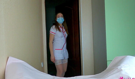 Русская медсестра делает пациенту массаж простаты и минет