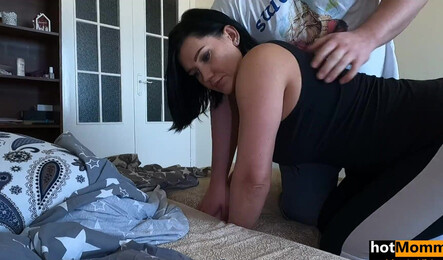 Как мачеха убирала в комнате и напросилась на секс!