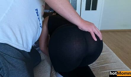 Как мачеха убирала в комнате и напросилась на секс!