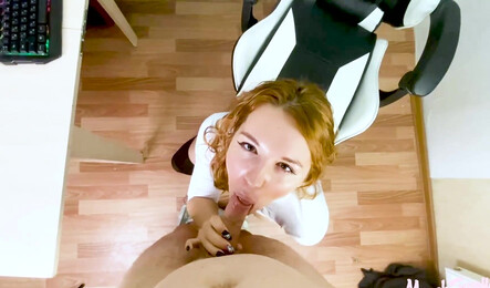 Приходится трахаться с боссом, чтобы не уволил с работы!