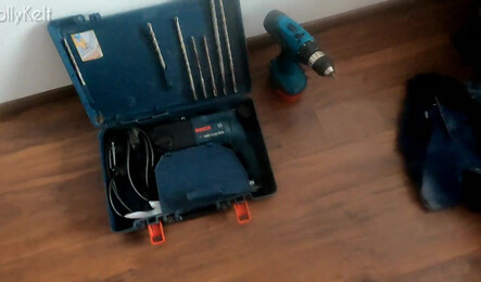 Обычный ремонтник трахает чужую девушку, пока ее парня нет дома!