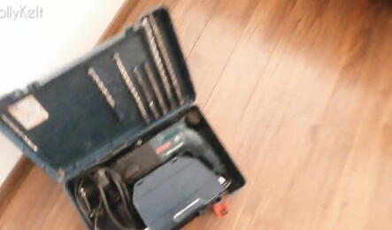 Обычный ремонтник трахает чужую девушку, пока ее парня нет дома!