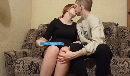 Зашел к подруге в гости и залез ей в трусы