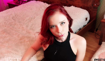 Милая русская девушка дразнит друга сладкой попой и очень хочет сладкого секса!